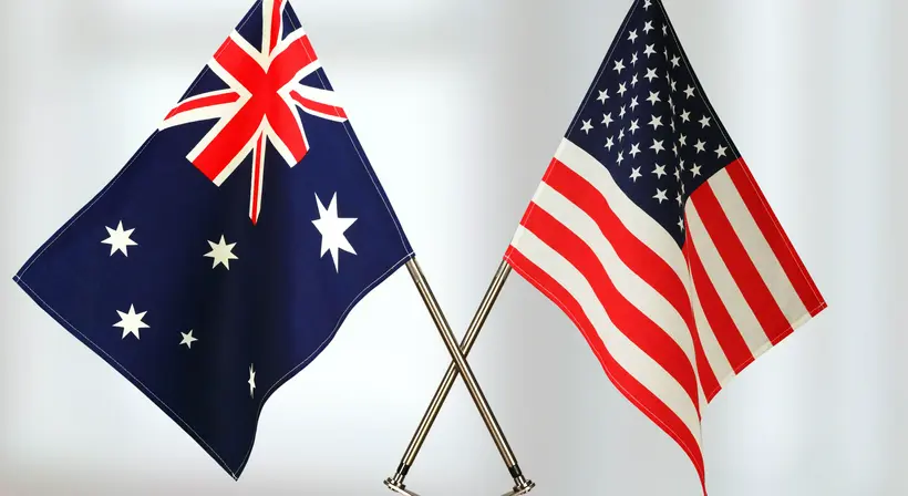 Bandera de Australia y de Estados Unidos, en nota sobre cuánto valen sus visas de trabajo