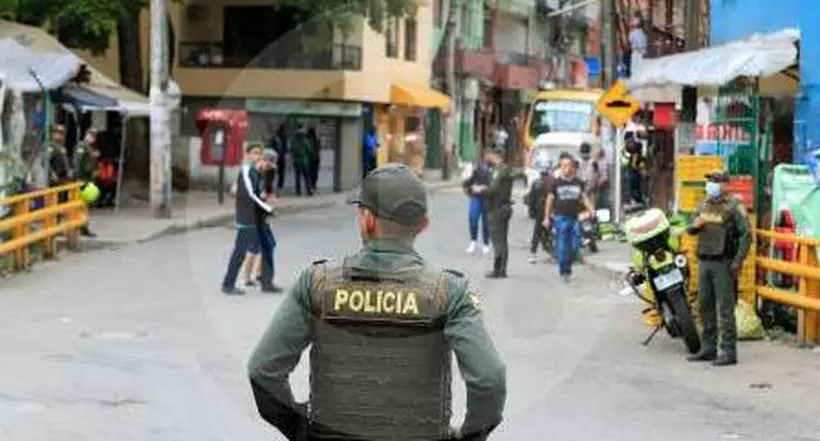 Policía patrullando en el barrio  La Sierra en Medellín por balacera y explosiones.