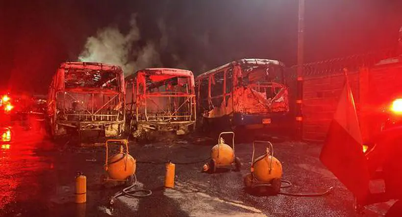 Incendio en el sur de Bogotá dejó un herido y ocho buses del SITP quemados