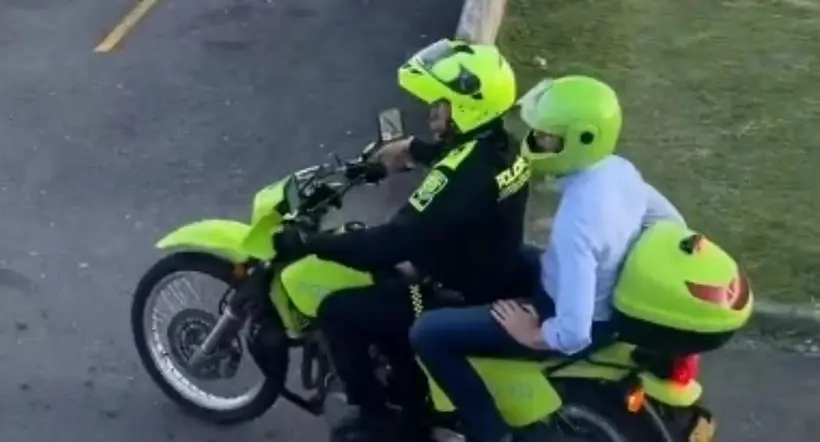 Daniel Quintero tuvo que usar moto de policía para llegar hasta una cita. Tuvo que aguantarse largos trancones en Medellín. 