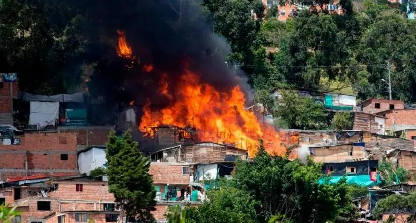 Reportan incendio de gran magnitud en Medellín hoy, en barrio Vallejuelos