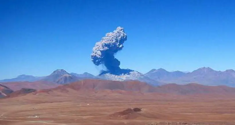 Volcán Lascar, al norte de Chile, en alerta naranja y con riesgo de erupción