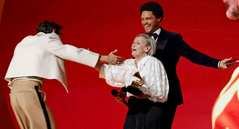 Foto de Harry Styles con su abuela en Premios Grammy 2023