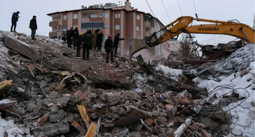 Foto de ruinas en terremoto de Turquía a propósito de bebé rescatada