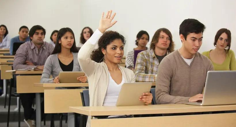 Foto de contexto de estudiantes a propósito de si pueden o no estudiar indocumentados en EE. UU.