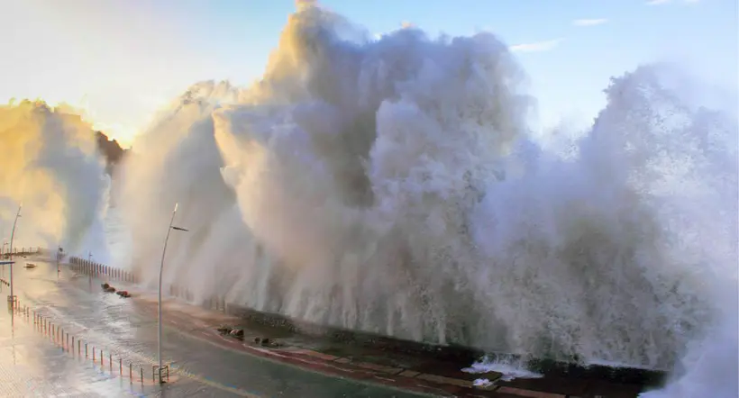 Foto de tsunami a propósito de qué es el tsunami sin mar que puede afectar a 4 países