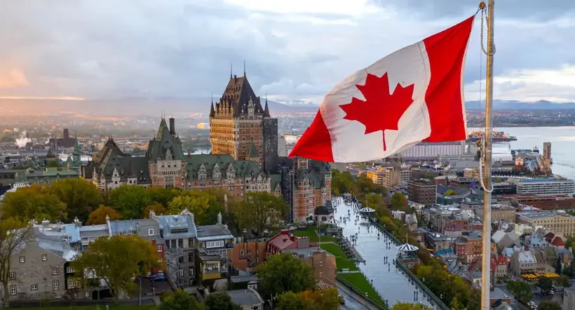 Foto de bandera de Canadá a propósito de plan piloto para despenalizar consumo de drogas fuertes