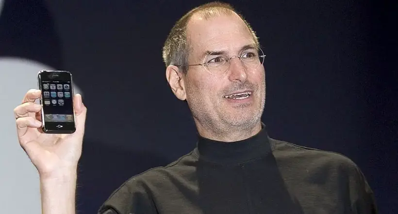 Foto de Steve Jobs con iPhone a propósito de subasta de iPhone de primera generación en EE. UU.