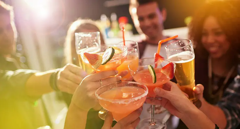 Personas tomando alcohol a propósito de los datos curiosos que no conocía sobre el alcohol.