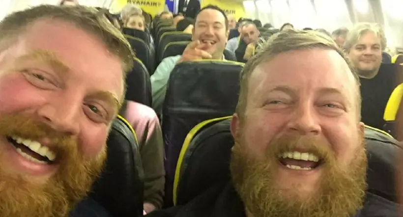 Historia sobre el encuentro de dos hombres exactos en un avión por casualidad.