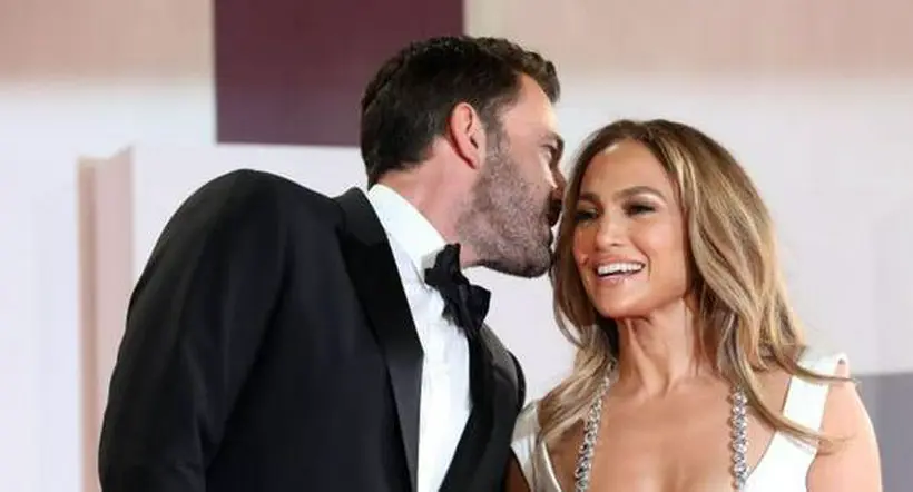 Ben Affleck y Jennifer Lopez en los Premios Grammy: el actor lucía aburrido