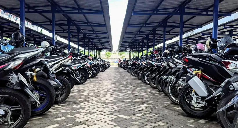 Centro comercial Santafé cobra 5.000 pesos a motos por uso del parqueadero.