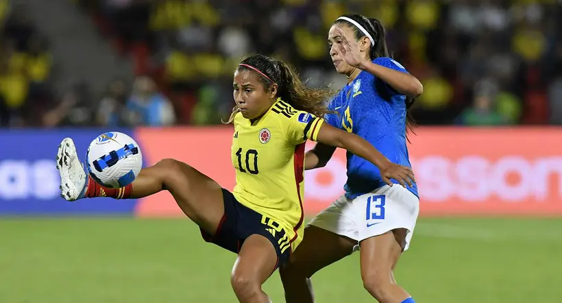 BUCARAMANGA, COLOMBIA - JULY 30: Leicy Santos of Colombia and Antonia of Brazil fight for the ball during the final match between Brazil and Colombia as part of Women's CONMEBOL Copa America 2022 at Estadio Alfonso Lopez on July 30, 2022 in Bucaramanga, Colombia. (Photo by Gabriel Aponte/Getty Images)