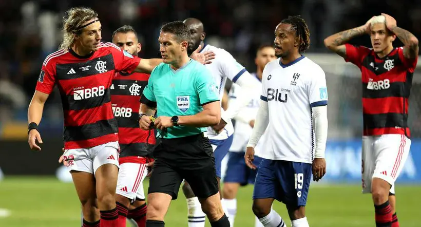 Foto de Flamengo y Al-Hilal, en nota de Gustavo Cuellar (Colombia), a final de Mundial de Clubes; Al Hilal sacó Flamengo.