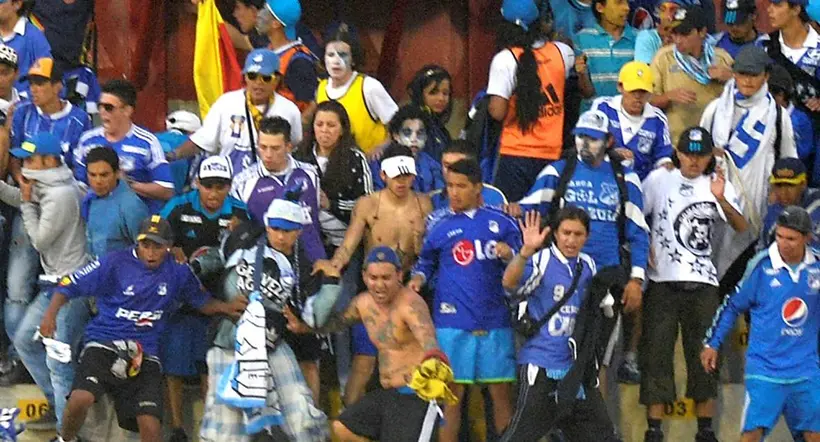 Hinchas de Millonarios, que se pelearon  entre sí vs. Deportes Tolima en Liga Betplay