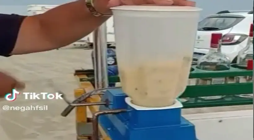 Una mujer se vuelve viral en TikTok por su invento de una licuadora sin motor para vender jugos en playa.