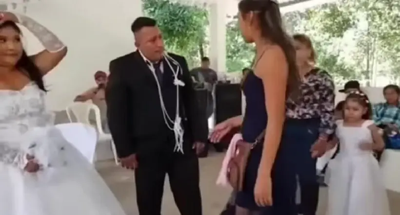 Hombre invitó a la ex a su matrimonio y rompió en llanto al verla (video)