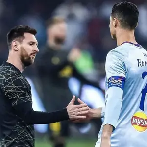 Así fue el saludo entre Lionel Messi y Cristiano Ronaldo en amistoso jugado en Arabia Saudita.