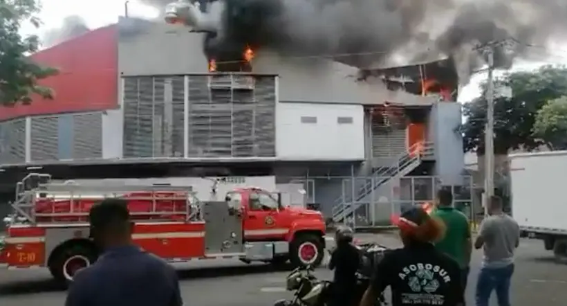 Supermercado Olímpica se incendió en Cali con personas adentro; hubo lesionados