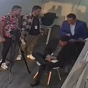 [Video] Señalado estafador agredió con calvazo a periodista colombiano en entrevista
