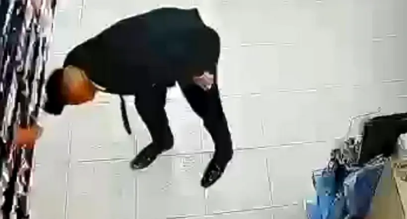 Hombre de corbata que robó desodorante en Bogotá