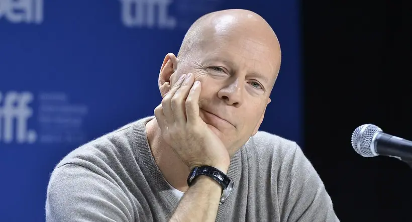 El actor Bruce Willis se retiró del cine el año pasado al ser diagnosticado con afasia, pero su salud empeoró y ahora padece de demencia frontotemporal.