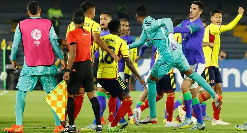 Foto de agarrón de Colombia y Brasil, en nota de Selección Colombia Sub-20: pillan gesto reprochable de brasileño y hubo agarrón