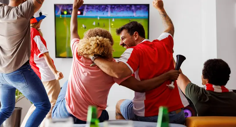 Personas viendo fútbol a propósito de la programación deportiva del viernes 3 de febrero. 
