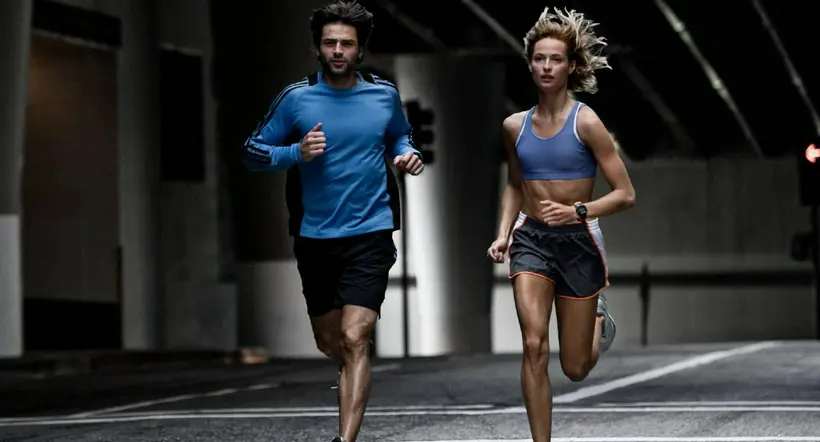 Foto de 'runners' a propósito de cuánto pagar por cancelación en Maratón de Miami 2023