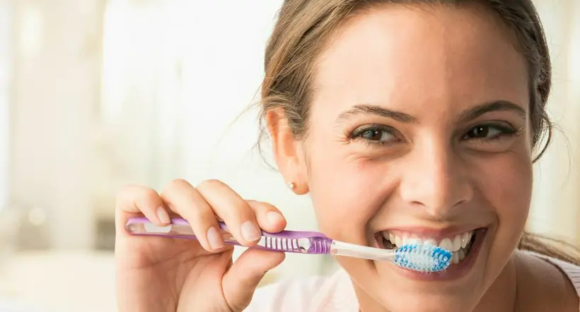 Persona cepillándose a propósito de los cuidados que debe tener con los dientes.