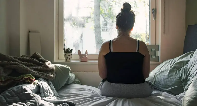Foto de mujer en su cama a propósito de latinas afecTadas por prohibición de aborto en EE. UU.