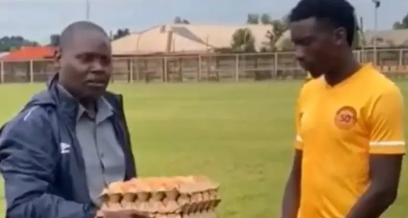Foto de jugador Kennedy Musonda, al que le dieron 5 canastas de huevos como premio en liga de Zambia