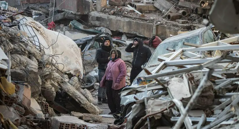 Escombros de uno de los edificios derrumbados en Turquía y Siria por sismo del pasado lunes 6 de febrero.