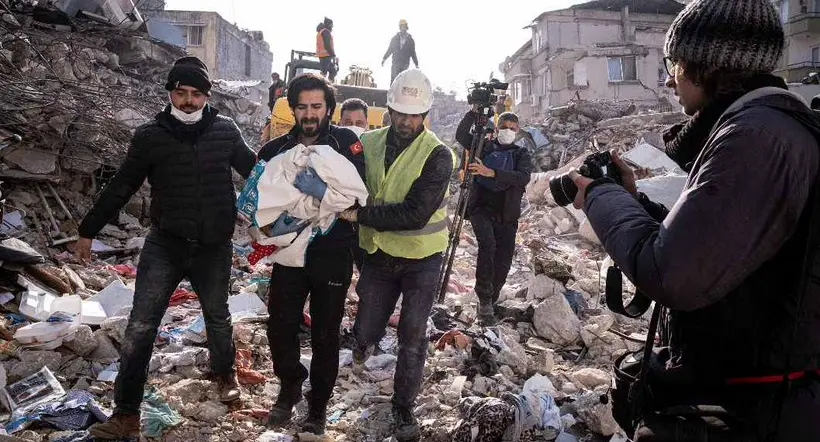 Foto de terremoto en Turquía, en nota de terremotos en Turquía y Siria: muertos llegan a 25.000 y más de 85.000 heridos.