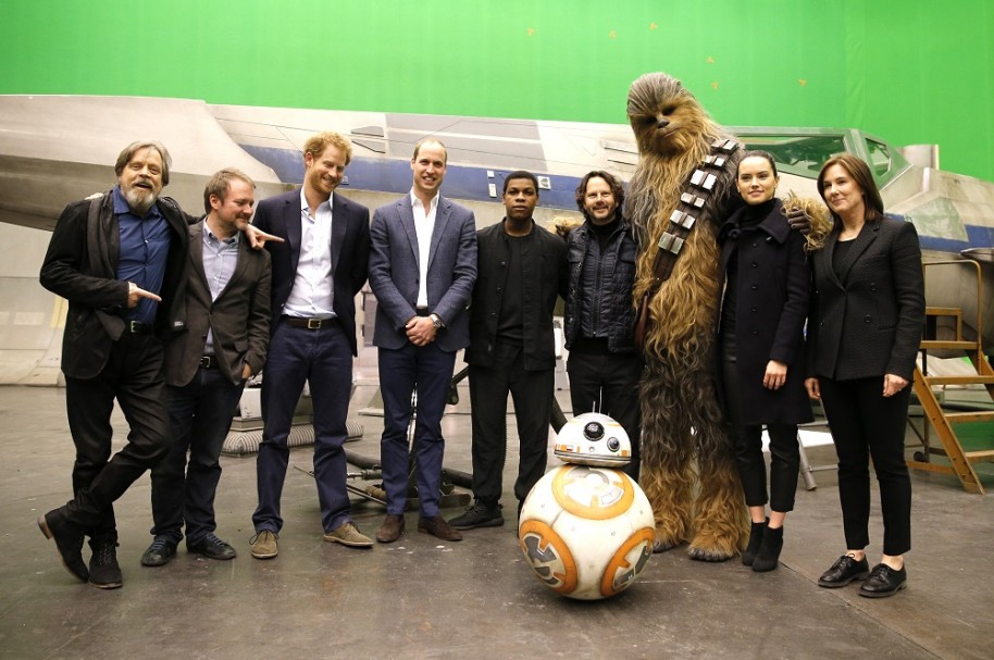 Mark Hamill, Rian Johnson, Principe Harry, Principe William, John Boyega, Chewbacca y Daisy Ridley.