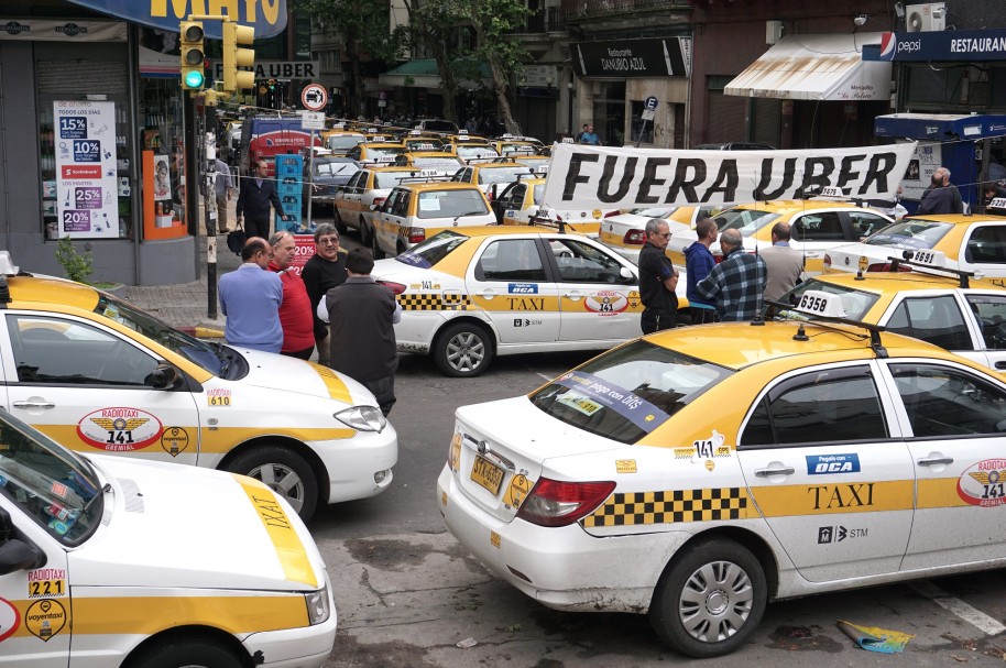 Protesta de taxistas en Montevideo contra Uber