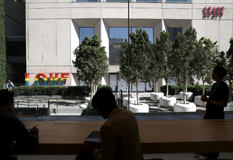 SAN FRANCISCO, CA - MAY 19: A view of "The Plaza" at Apple's new flagship store during a press preview on May 19, 2016 in San Francisco, California. Apple is preparing to open its newest flagship store in San Francisco's Union Square on Saturday May 21. The new store features new design elements as well as community programs including the "genius grove" where where customers can get support under a canopy of local trees and "the plaza" a public space that will be open 24 hour a day. Visitors will enter the store through 42-foot tall sliding glass doors. Justin Sullivan/Getty Images/AFP