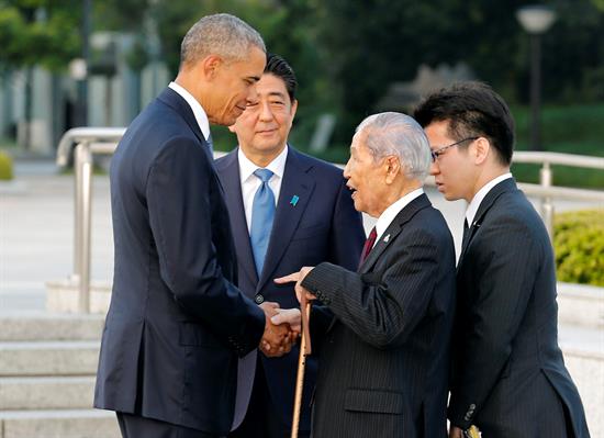 Obama habla con Sunao Tsuboi, un sobreviviente de la bomba nuclear en Hiroshima, de 91 años, acompañado del primer ministro nipón, Shinzo Abe. Foto de EFE.