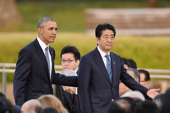 Obama y el primer ministro nipón, Shinzo Abe, en el Parque de la Paz. Foto de Getty Images.