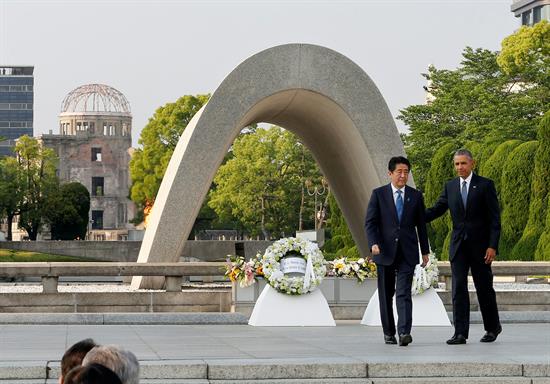 Obama y el primer ministro nipón, Shinzo Abe, participan en una ofrenda floral en el Parque de la Paz. Foto de EFE
