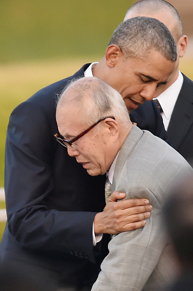 Obama y el sobreviviente de la bomba atómica Shigeaki Mori. Foto de Getty Images.