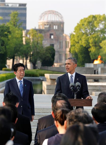 Obama ofrece un discurso que rinde homenaje a las víctimas de la bomba atómica, junto al primer ministro nipón, Shinzo Abe. Foto de EFE.
