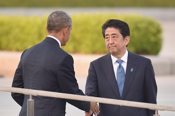 Obama saluda al primer ministro nipón, Shinzo Abe. Foto de Getty Images.