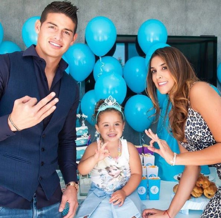 James Rodríguez, futbolista, y Daniela Ospina, modelo, con su hija Salomé.