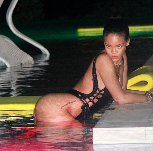 Rihanna vestido de baño negro 4