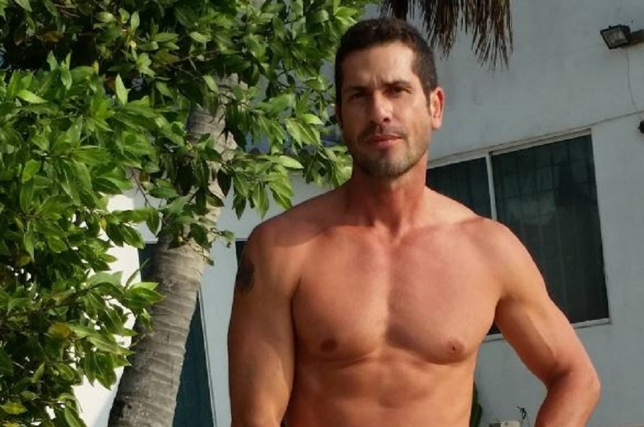 Gregorio Pernia vuelve a desnudarse en sus redes sociales