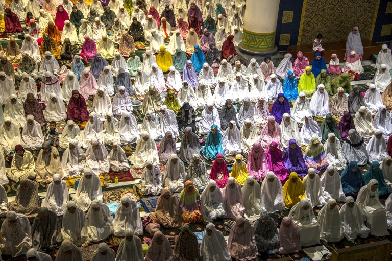 Indonesian Muslims hold prayers to mark the start of the holy month of Ramadan at the Al Akbar mosque in Surabaya on June 5, 2016. Indonesia, the world's most populous Muslim-majority country will begin observing the fasting month of Ramadan. / AFP PHOTO / JUNI KRISWANTO