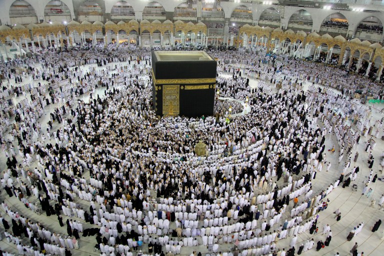 Muslims from all around the world walk around the Kaaba at the Grand Mosque, in the Saudi city of Mecca on June 8, 2016, during the holy month of Ramadan. Muslims around the world abstain from eating, drinking and conducting sexual relations from sunrise to sunset during Ramadan, the holiest month in the Islamic calendar. / AFP PHOTO / BADAR ALDANDANI