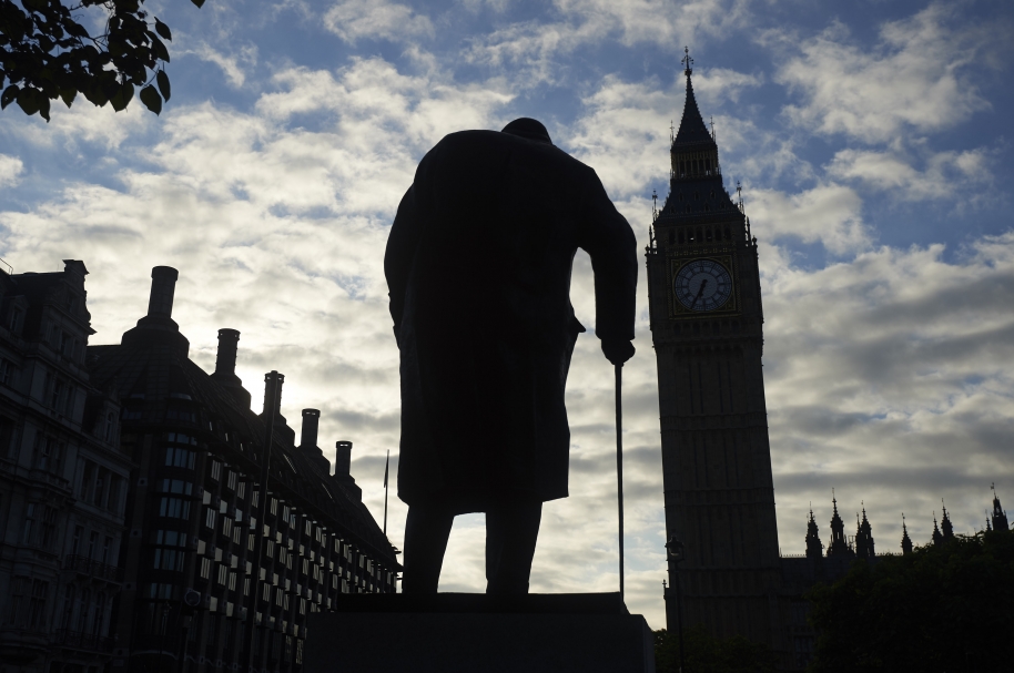 Una estatua de Winston Churchill es siluetiada por el Big Ben y el Parlamento inglés, símbolos de la nación.