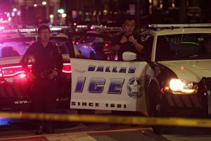 RL05 DALLAS (ESTADOS UNIDOS) 08/07/2016.- Agentes de la policía de Dallas acuden al escenario del tiroteo ocurrido en el transcurso de una manifestación contra la violencia policial hacia los negros en EEUU, que se saldó con cinco agentes muertos, en Dallas, Estados Unidos, hoy, 8 de julio de 2016. Cinco policías fallecieron y otros 6 resultaron heridos cuando dos francotiradores les dispararon desde posiciones elevadas, informó la Policía de la ciudad. La policía ha confirmado que un sospechoso de la matanza ha resultado muerto tras permanecer atrincherado en un estacionamiento. Al margen del sospechoso atrincherado en el aparcamiento, la Policía mantiene en custodia a tres personas, incluyendo a una mujer que fue detenida en el aparcamiento y a otros dos individuos que circulaban por la autopista en un Mercedes. EFE/Ralph Lauer